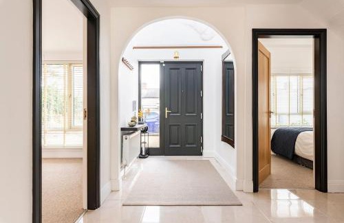 Dublin House | King bedroom en-suit bathroom, easy to city centre