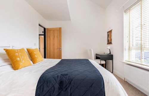 Dublin House | King bedroom en-suit bathroom, easy to city centre