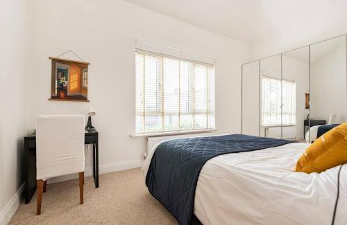 Dublin House | King bedroom en-suit bathroom, easy to city centre