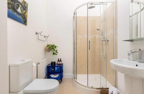 Dublin House | King bedroom en-suit bathroom, easy to city centre