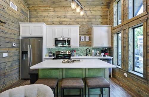 Hochatown Cabin | King BR+Loft w Hot Tub, 4.6 Miles to Marina!