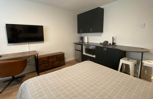 Clairmont Apartment | King Exec Suite w Kitchenette Modern and Trendy!