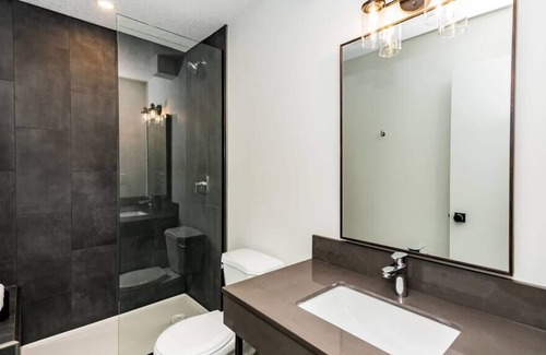 Clairmont Apartment | King Exec Suite w Kitchenette Modern and Trendy!