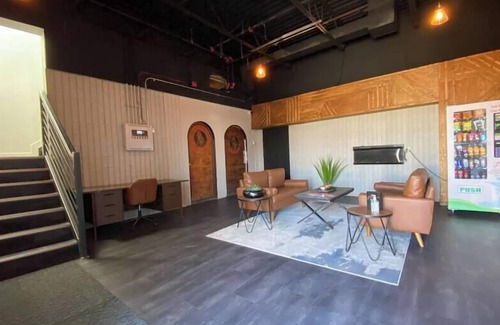 Clairmont Apartment | King Exec Suite w Kitchenette Modern and Trendy!