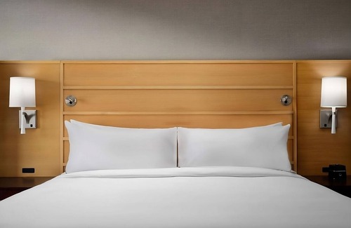 South Redondo Hotel | King Harbor Adventure! Whale Watching, Pets Allowed, Outdoor Pool & Jacuzzi!