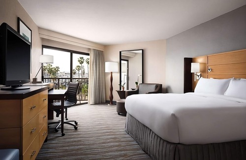 South Redondo Hotel | King Harbor Adventure! Whale Watching, Pets Allowed, Outdoor Pool & Jacuzzi!