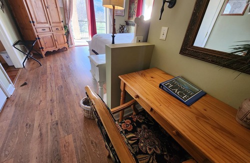 Lookout Valley Neighborhood Association Cabin | King Room with Balcony and River Views