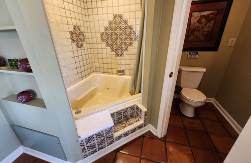 Lookout Valley Neighborhood Association Cabin | King Room with Balcony and River Views
