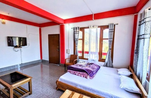 Bomdila Bed & Breakfast | KING SIZE FAMILY ROOM