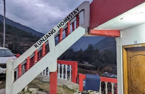 Bomdila Bed & Breakfast | KING SIZE FAMILY ROOM