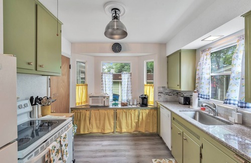 Toledo Cottage | King-sized bed, Family and pet friendly, Full kitchen, Laundry room, Garage