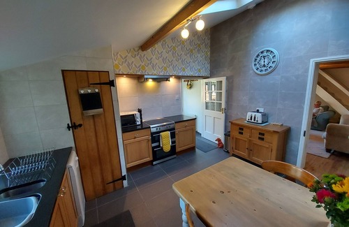 Chorlton-by-Backford Cottage | King sized double room - ensuite - garden view