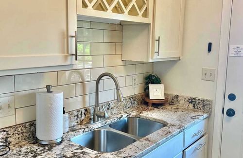 Historic District House | King Street Retreat: Charming, Fully Updated Townhome. Excellent Location!