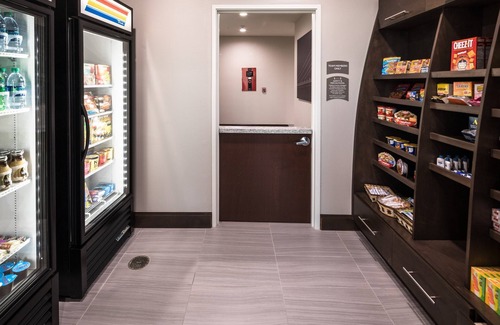 Lake Jackson Apartment | King Studio. Free Breakfast Buffet. Outdoor Pool.