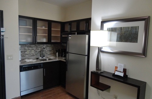 Northfield Apartment | King Studio. Free Breakfast Buffet & Pool Access.