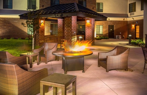 Northfield Apartment | King Studio. Free Breakfast Buffet & Pool Access.