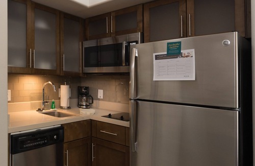 Lake Jackson Condo | King Suite. Free Breakfast. Outdoor Pool. Near Sea Center Texas!