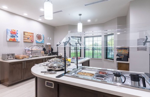 Lake Jackson Condo | King Suite. Free Breakfast. Outdoor Pool. Near Sea Center Texas!
