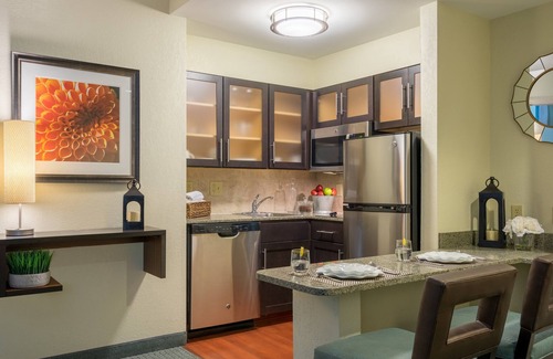 Concordville Condo | King Suite. Free Breakfast. Seasonal Outdoor Pool. Gym. Close to Longwood Gardens!