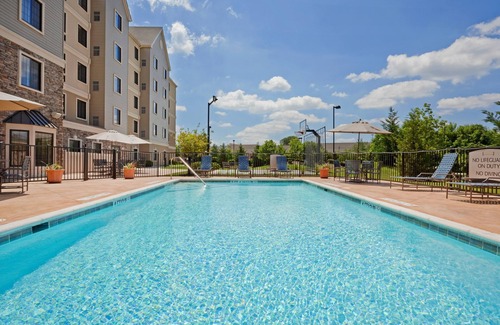 Concordville Condo | King Suite. Free Breakfast. Seasonal Outdoor Pool. Gym. Close to Longwood Gardens!