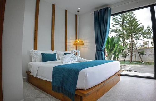 Kampot Hotel | King Suite Pool View