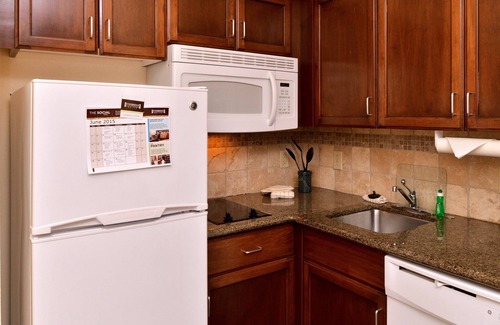 Aquia Harbour Apartment | King Suite | Shared Indoor Pool + Free Breakfast