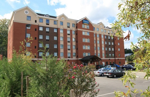 Aquia Harbour Apartment | King Suite | Shared Indoor Pool + Free Breakfast