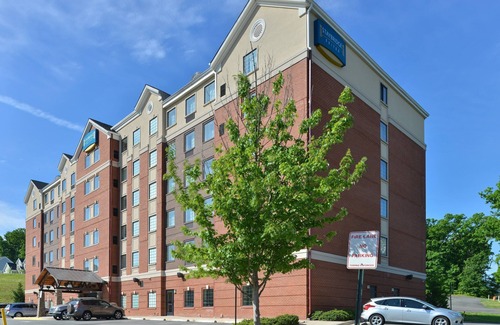Aquia Harbour Apartment | King Suite | Shared Indoor Pool + Free Breakfast