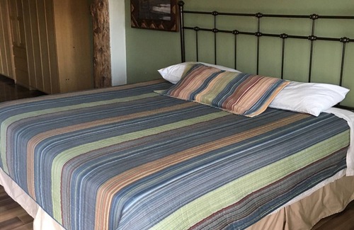 Reserve Hotel | King Suite w/full kitchen, 2 twin Murphy beds & full bathroom