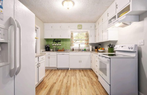 Lee's Summit House | KingBeds|PuttPuttGolf|Walking distance to DT