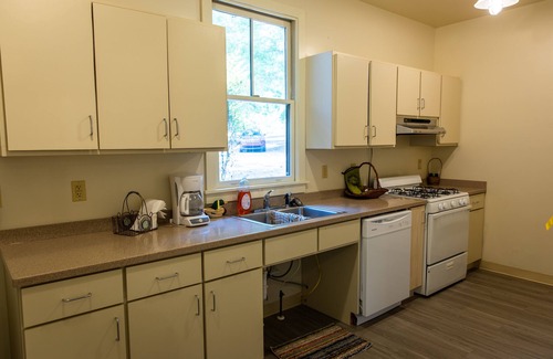 Woodstock House | Kingfisher Cabin: Family gatherings, team builder, church retreats