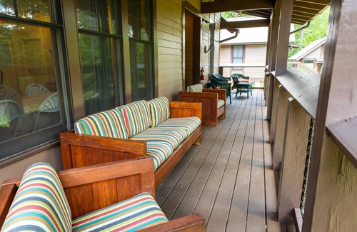 Woodstock House | Kingfisher Cabin: Family gatherings, team builder, church retreats