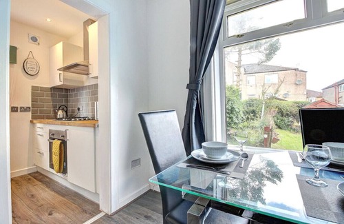 Glasgow Apartment | Kingspark Apartment - Modern three bedroom apartment