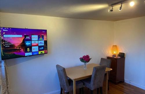 Coombe Hill Apartment | Kingston Upon Thames Stay