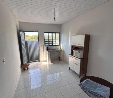 Trindade House | kitinete -01 quarto com cama de casal, banheiro privativo