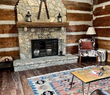 Indianapolis House | Kit’s Cabin - Log Cabin Retreat in Indianapolis