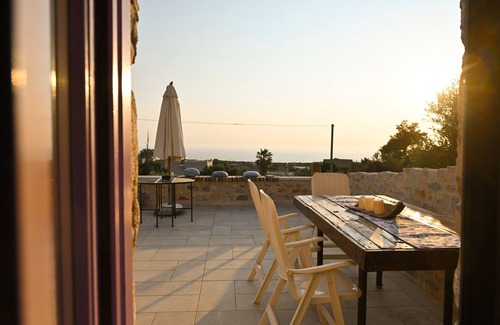 Pyrgou Dirou Ski Chalet | Kivotos Mani – Traditional Charm & Coastal Views