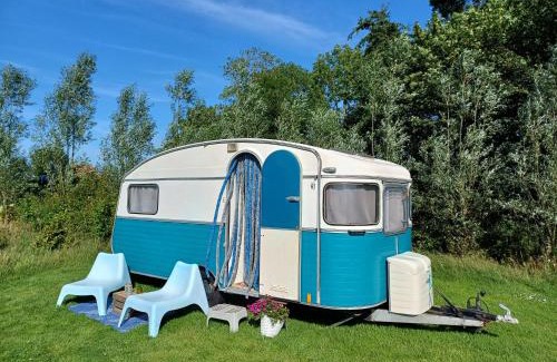 Tersoal Other | Kleurrijke retro contructam caravan vlakbij het Sneekermeer