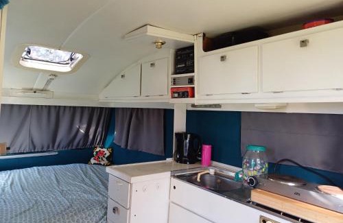 Tersoal Other | Kleurrijke retro contructam caravan vlakbij het Sneekermeer