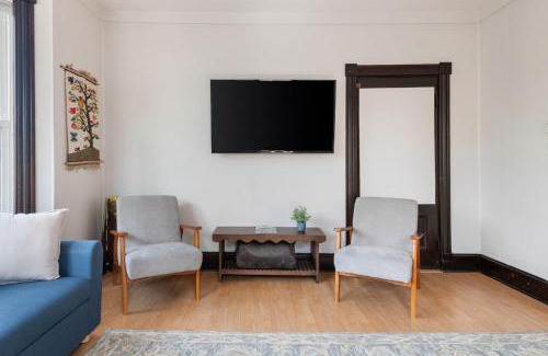 Parkside Apartment | Knock on Wood - Airy Charm in Heart of Downtown