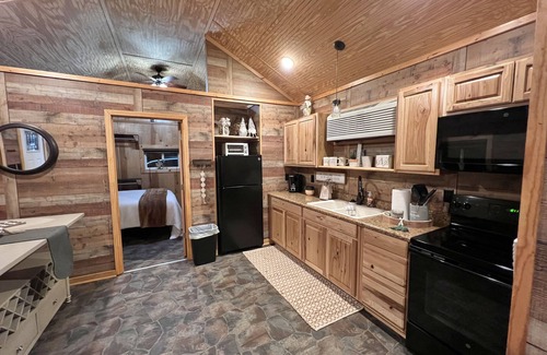 Cascade Cabin | Knotted Oak CabinnTwo Bedroom/One Bath/Full Kitchen
