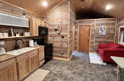 Cascade Cabin | Knotted Oak CabinnTwo Bedroom/One Bath/Full Kitchen