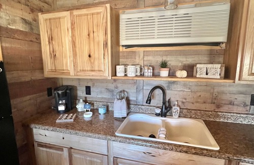 Cascade Cabin | Knotted Oak CabinnTwo Bedroom/One Bath/Full Kitchen
