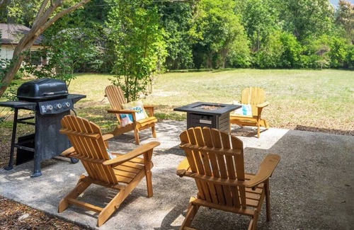 West Pensacola Apartment | Koala Café~FirePit~BBQ~Kid Ready
