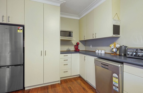 St. Heliers House | Kohi Family Home- Netflix & Gardens View