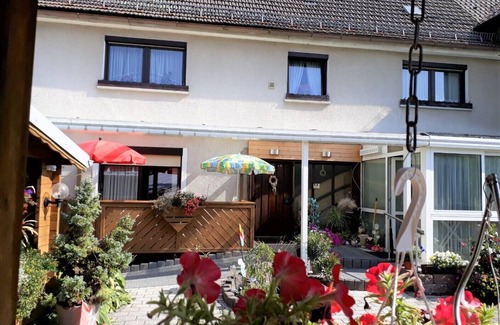 Steinwiesen Apartment | Komfortable 80qm Ferienwohnung mit großem überdachtem Balkon, voll ausgestattete Küche
