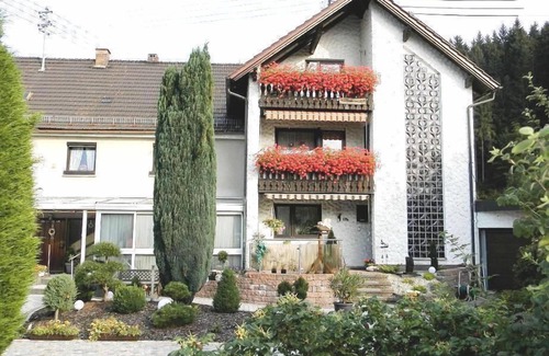 Steinwiesen Apartment | Komfortable 80qm Ferienwohnung mit großem überdachtem Balkon, voll ausgestattete Küche