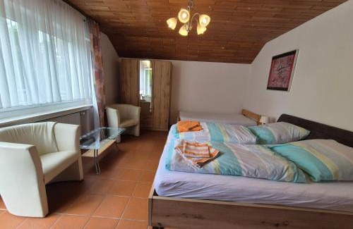 Madfeld Apartment | Komfortable 90 qm Ferienwohnung mit 3 Schlafzimmern Küche Balkon Wohnzimmer mit großem LED TV InternetWiFi Flatrate und Parkplatz inklusive in Brilon Madfeld