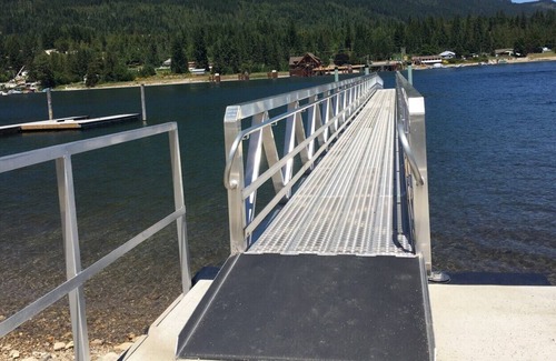 Proctor Cabin | Kootenay Lake Cottage on the Beach-Pet Friendly-Sleeps 4