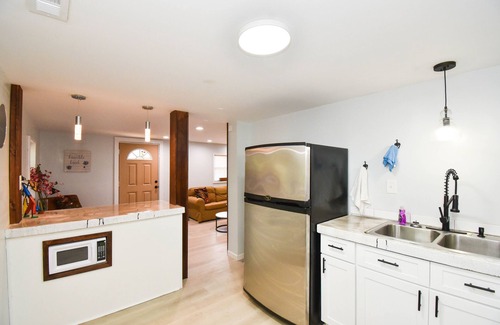 East Point House | Kozy 2 bedroom close to airport with relaxing outdoor space